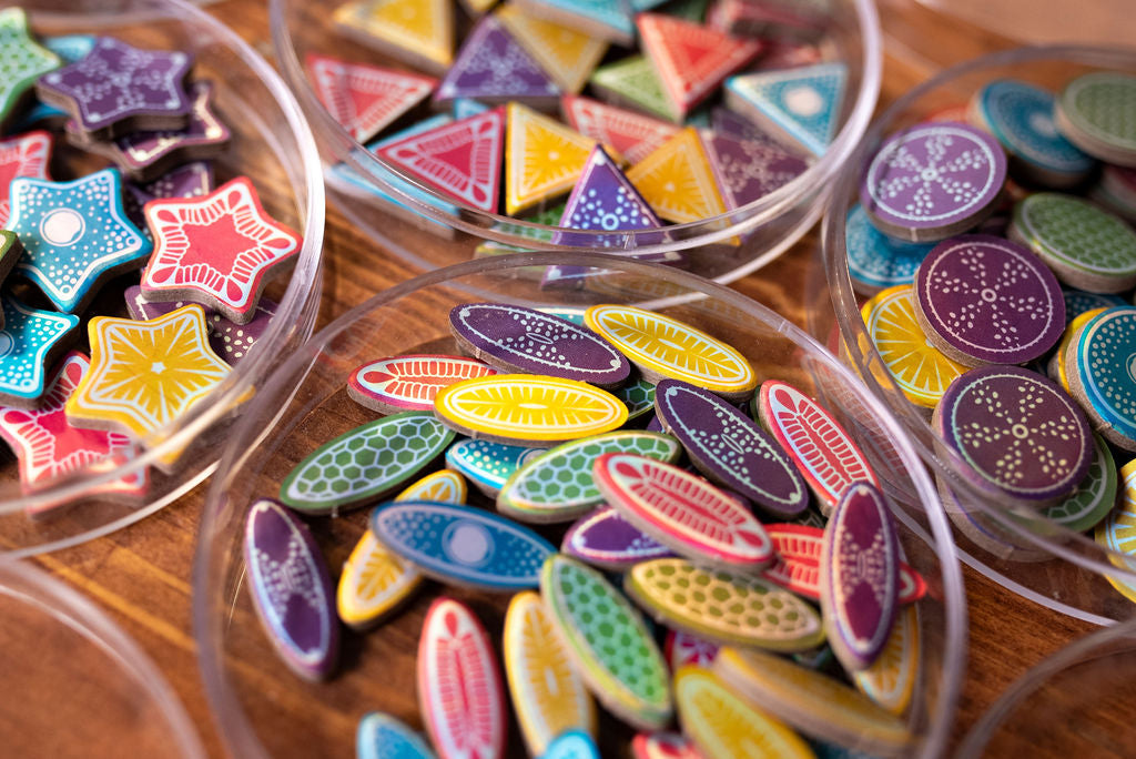 A close up of the diatom tiles in Petri dishes from Diatoms the game